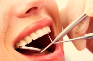 Лечение кариеса поводит врач-стоматолог